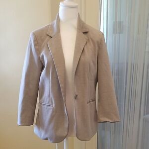 Gray Blazer with Notched Lapels and Structured Shoulders